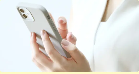 スマホで連絡するお客様
